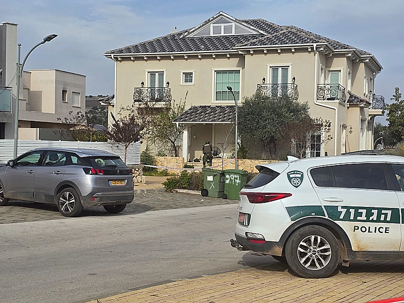 כוחות משטרה בביתו של עמית סופר במרום הגליל