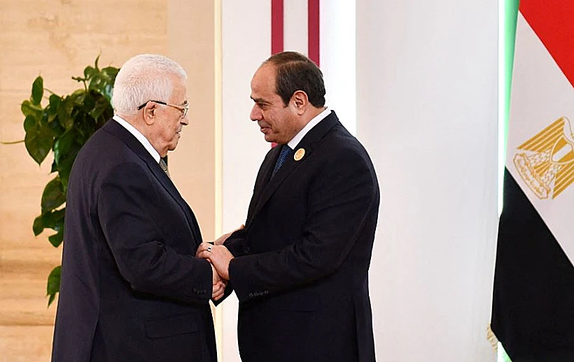 נשיא מצרים עבד אל-פתאח א-סיסי ויו"ר הרשות הפלסטינית אבו מאזן בפסגת הליגה הערבית בקהיר