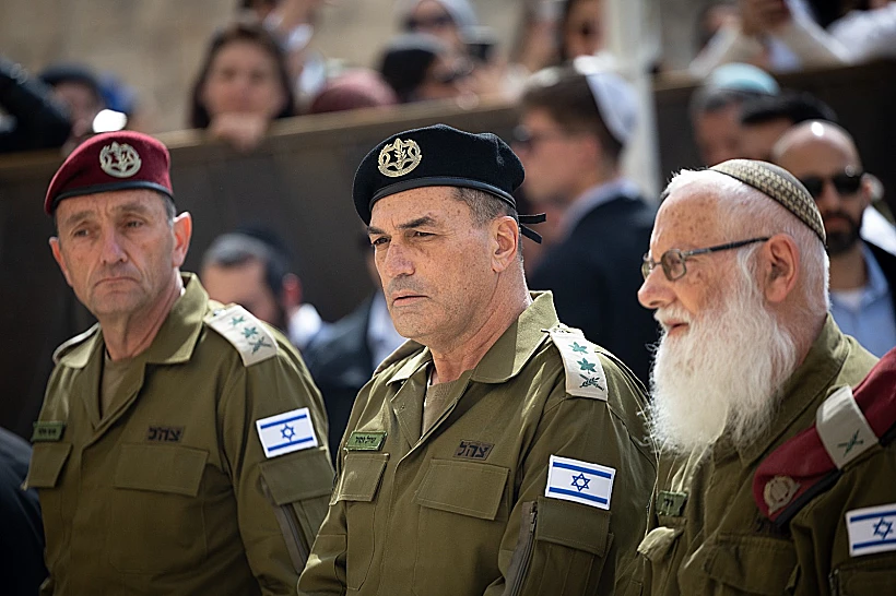 הרמטכ"ל הנכנס אייל זמיר והרמטכ"ל היוצא הרצי הלוי בכותל המערבי