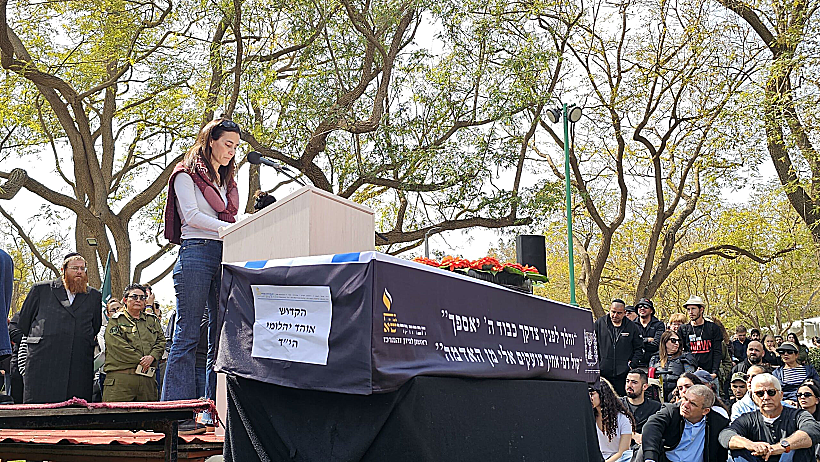 בת שבע יהלומי בהלוויית בעלה אוהד בניר עוז