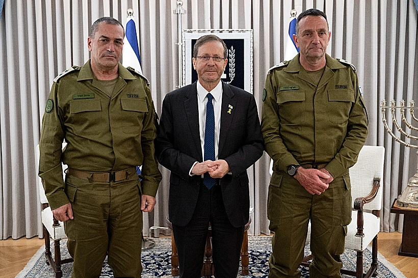 נשיא המדינה יצחק הרצוג, הרמטכ"ל היוצא הרצי הלוי והרמטכ"ל הנכנס אייל זמיר בבית הנשיא