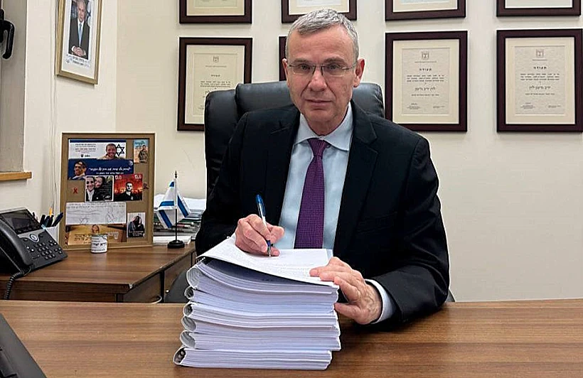 השר לוין עם מסמך של 800 עמודים של תלונות שרים על התנהלות היועמ"שית