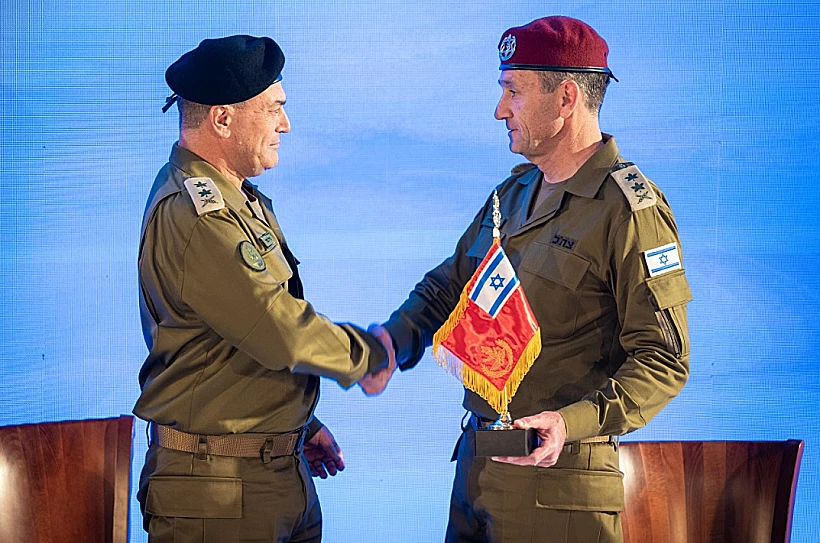 הרמטכ"ל הנכנס אייל זמיר והרמטכ"ל היוצא הרצי הלוי במעמד הענקת הדרגות