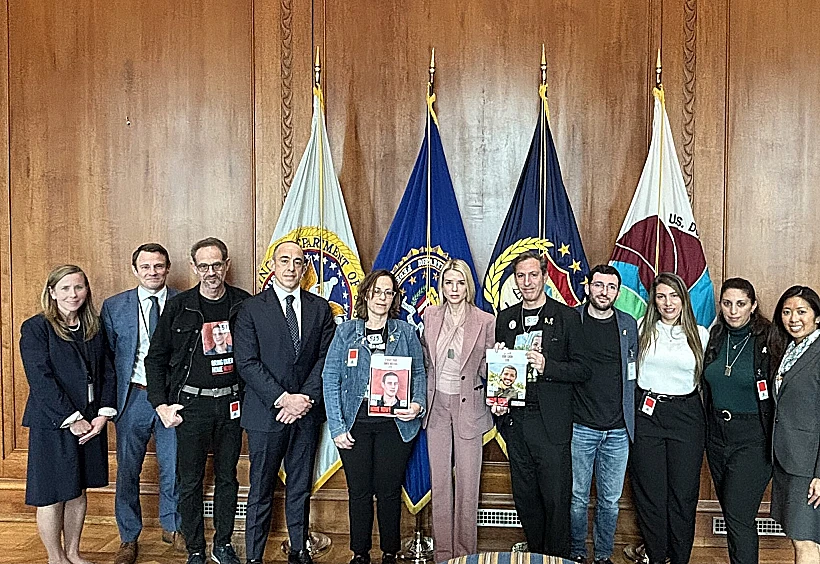 משפחות החטופים עם התובעת הכללית פאם בונדי