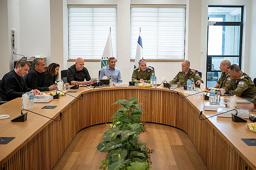 הרמטכ"ל, רב-אלוף אייל זמיר, עם ראשי הרשויות בעוטף