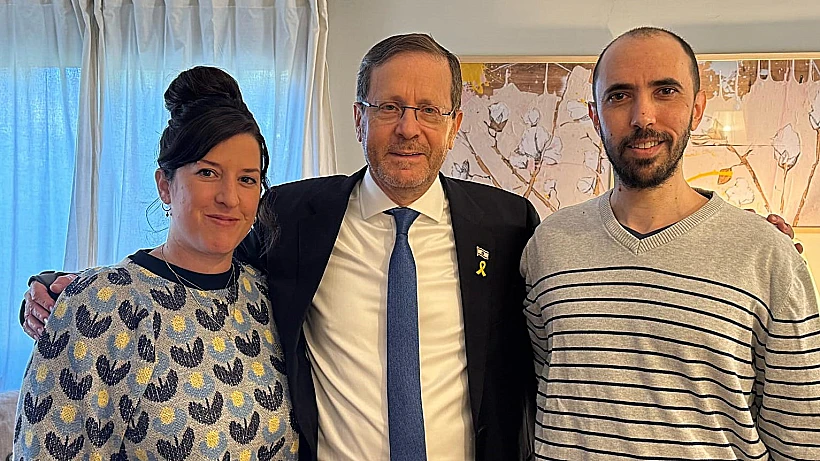 נשיא המדינה יצחק הרצוג עם שורד השבי טל שהם