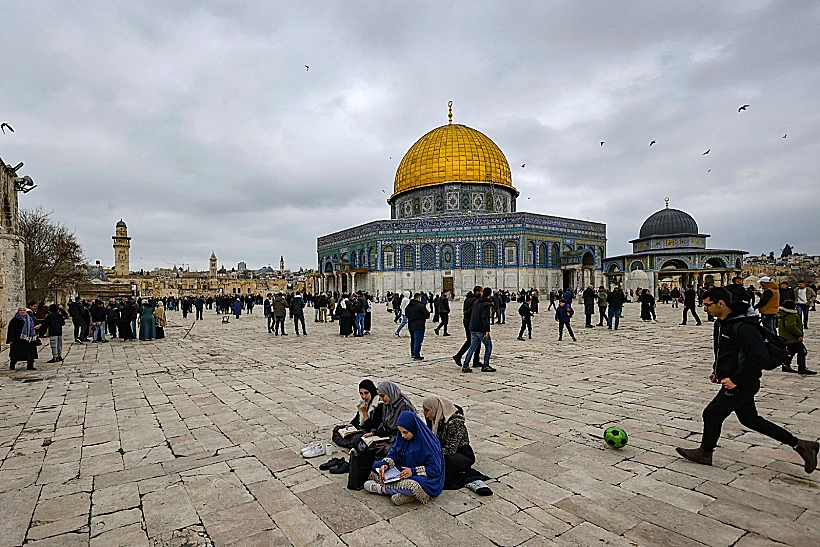 מתפללים מוסלמים במסגד אל-אקצא בירושלים במהלך חודש הרמדאן, 2025