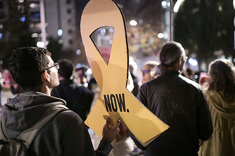 הפגנה למען החטופים מחוץ לביתו של יו"ר הכנסת אמיר אוחנה בתל אביב