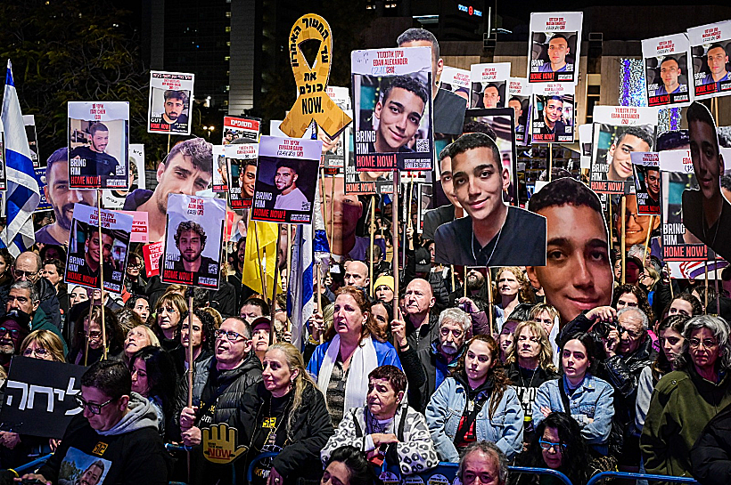 מפגינים בכיכר החטופים בתל אביב