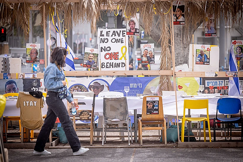 כרזות עם תמונות ושמות חטופים בתל אביב