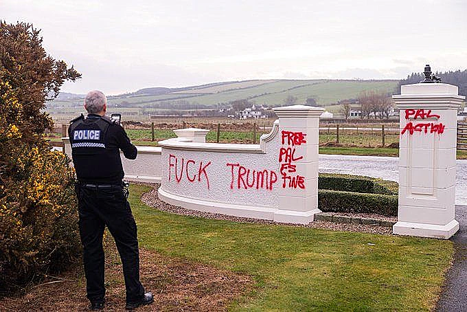 אחד המבנים שהושחתו באתר הגולף