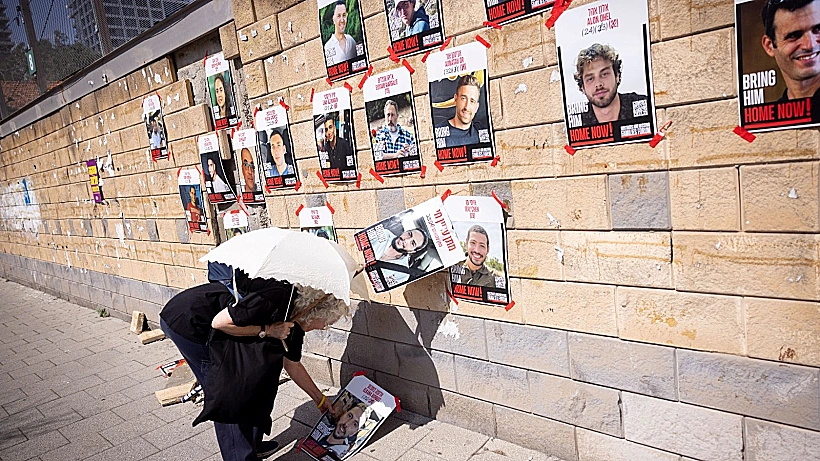 כרזות עם תמונות ושמות חטופים בתל אביב