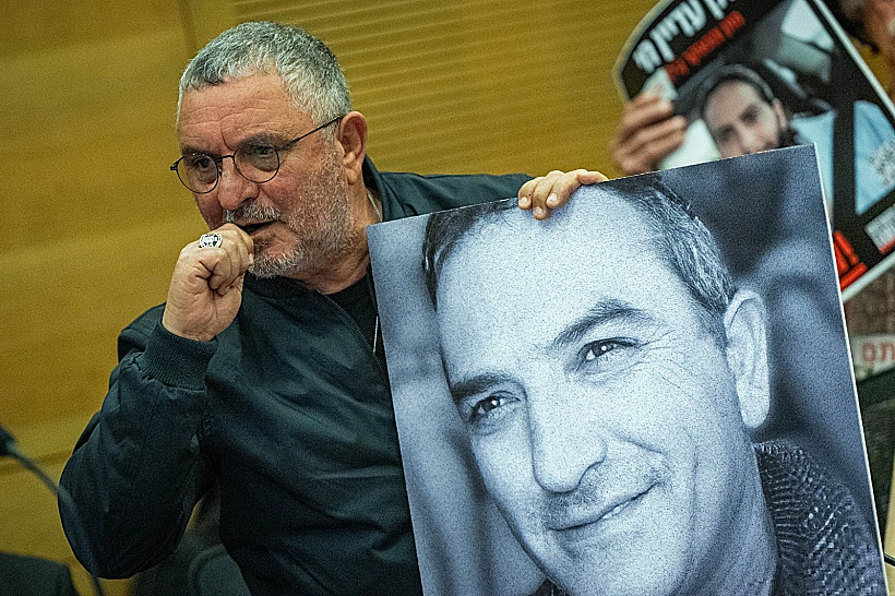 דני אלגרט בכנסת עם תמונת אחיו איציק שנרצח בשבי