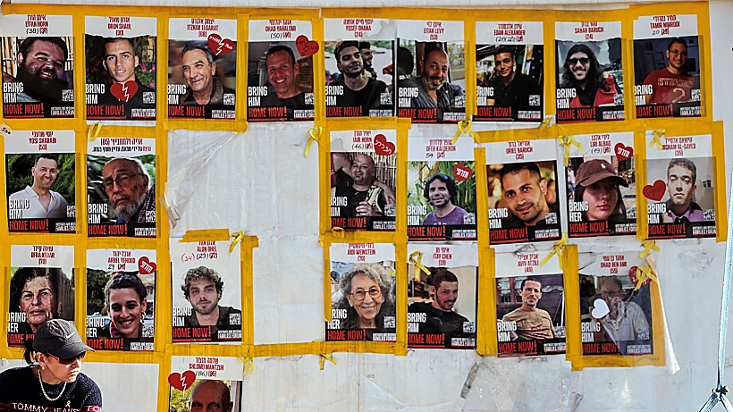 כרזות עם תמונות ושמות חטופים בתל אביב