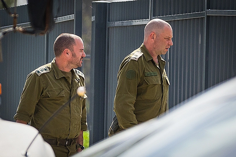 אלוף פיקוד דרום היוצא ירון פינקלמן מגיע להצגת תחקיר ניר עוז בכרמי גת