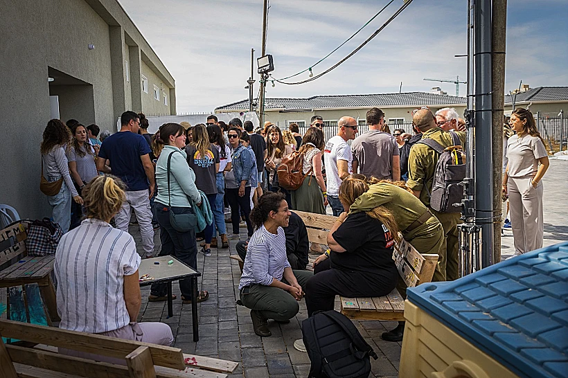 חברי קהילת ניר עוז מגיעים להצגת התחקיר בכרמי גת