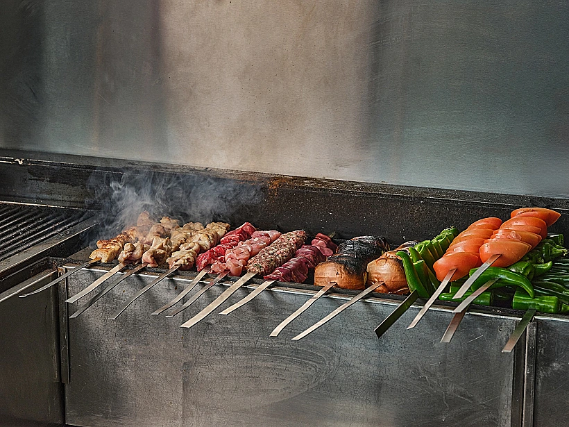 השיפודים נצלים על גריל הפחמים