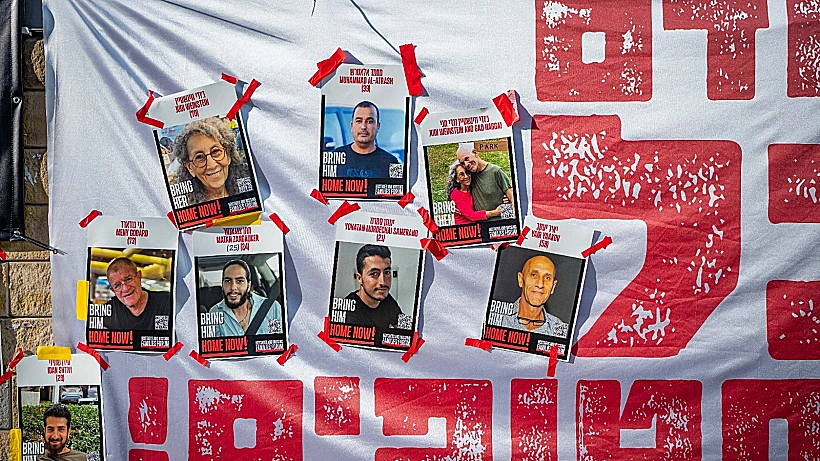 כרזות עם תמונות ושמות חטופים בתל אביב