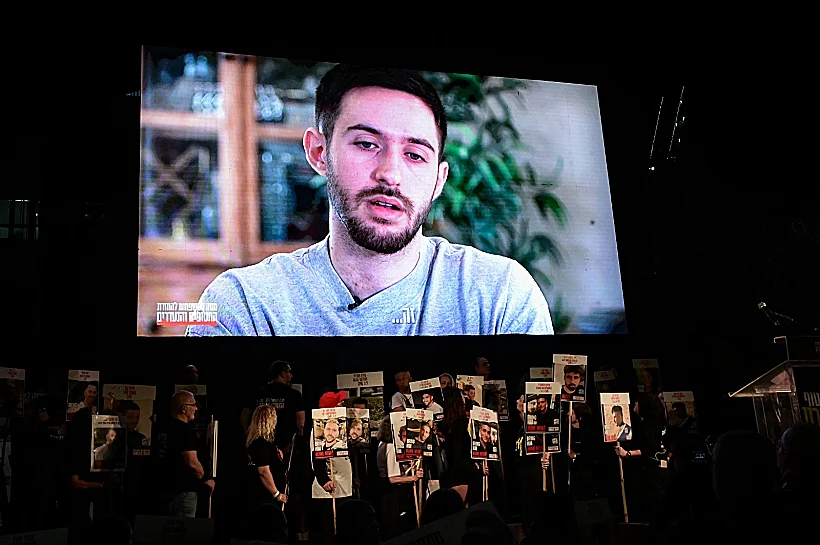 סרטון של עומר שם טוב מוקרן על המסך בכיכר החטופים