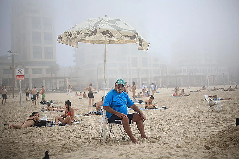 ערפל בקו החוף של תל אביב