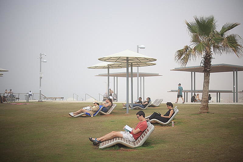 ערפל בקו החוף של תל אביב