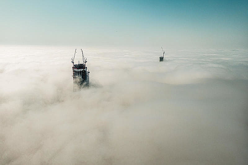 ערפל בקו החוף של תל אביב