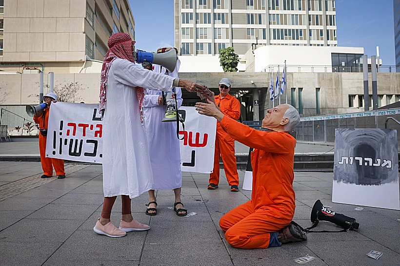 הפגנה מחוץ לדיון בעדות נתניהו