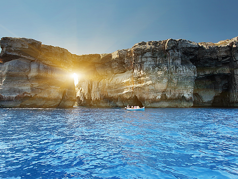 מלטה שייט ליד החור הכחול בגוזו