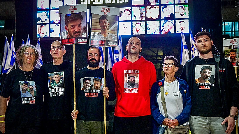 סשה טרופנוב, ירדן ביבס, קית' סיגל ויאיר הורן בתל אביבסשה טרופנוב, ירדן ביבס, קית' סיגל ויאיר הורן בתל אביב. הפגנה נגד פיטורי ראש שב"כ בתל אביב. 18 במרץ 2025