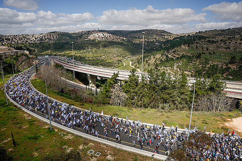 מפגינים נגד הדחת רונן בר צועדים לירושלים על כביש 1