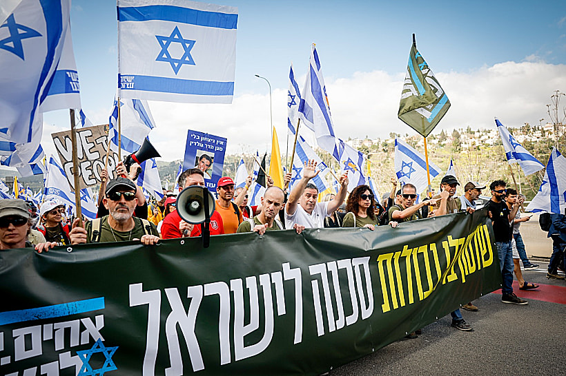 מפגינים נגד הדחת רונן בר צועדים לירושלים על כביש 1