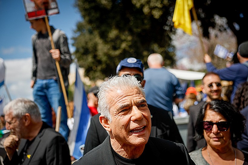 יאיר לפיד בהפגנה נגד הדחת רונן בר מול משרד רה"מ בירושלים