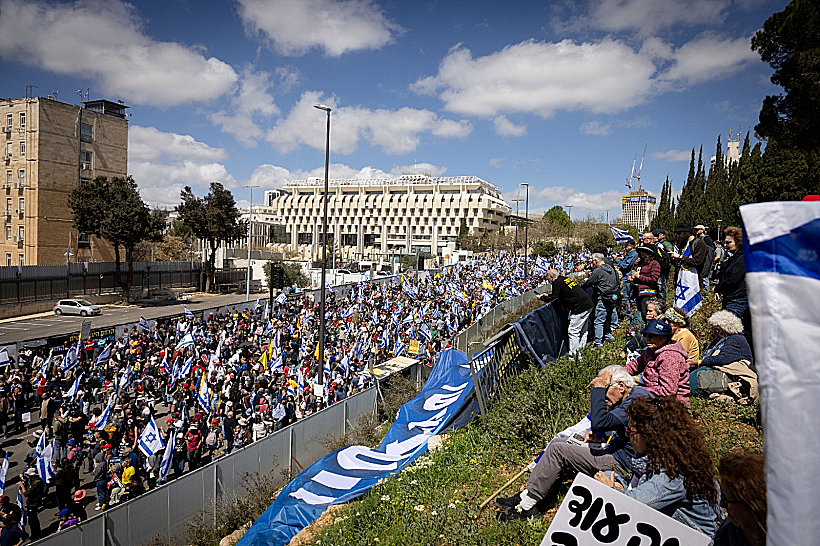 מפגינים נגד הדחת רונן בר בכניסה לירושלים