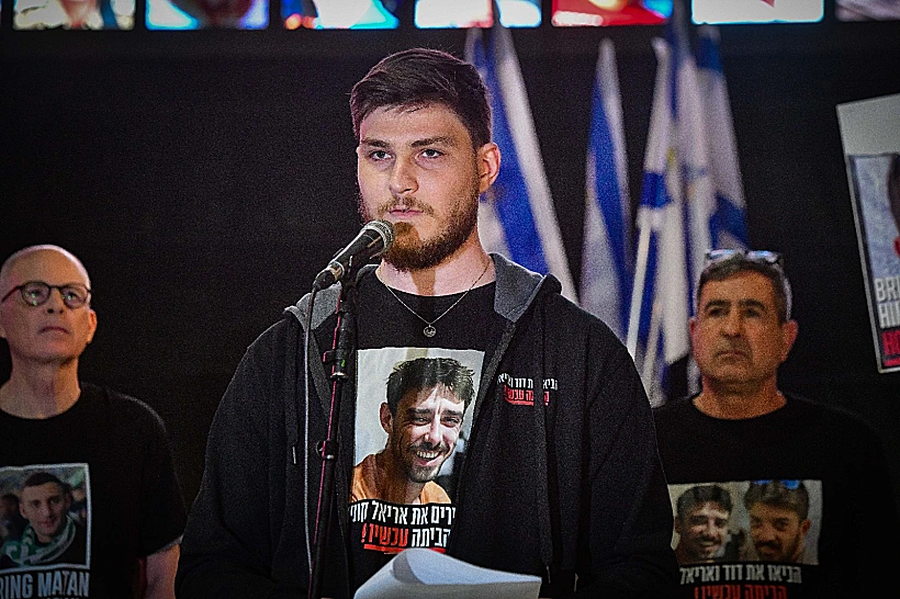 סשה טרופנוב בהצהרה בכיכר החטופים