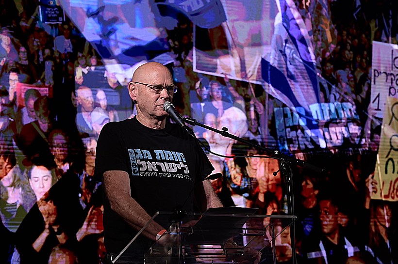 האלוף במיל' נעם תיבון בהפגנה נגד הדחת רונן בר