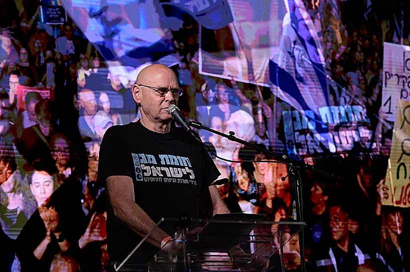 האלוף במיל' נעם תיבון בהפגנה נגד הדחת רונן בר