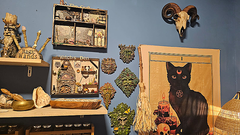 המזווה המכושף בבקתה המכושפת של דונה אלה