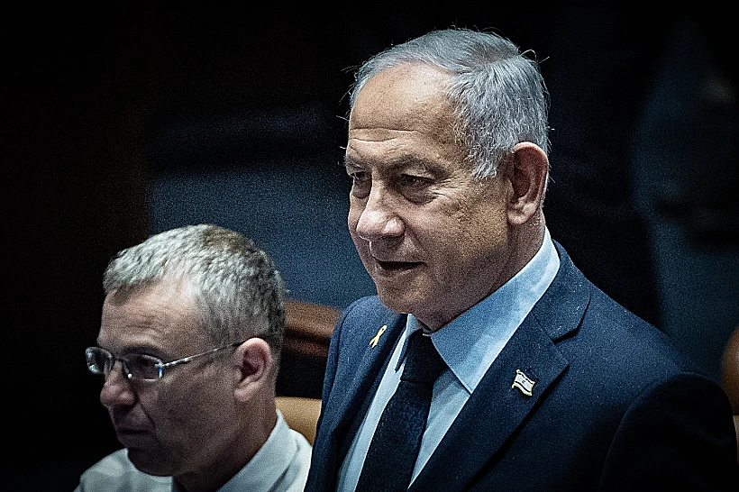 רה"מ בנימין נתניהו והשר יריב לוין בכנסת