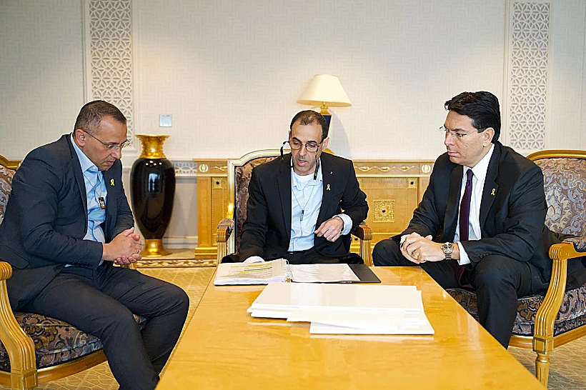 אלי ושרון שרעבי עם השגריר דנון