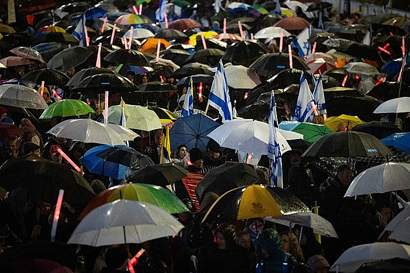 מפגינים מול משרד רה"מ בירושלים במהלך הישיבה על הדחת ראש שב"כ