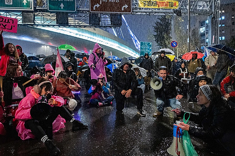 מפגינים מול משרד רה"מ בירושלים במהלך הישיבה על הדחת ראש שב"כ