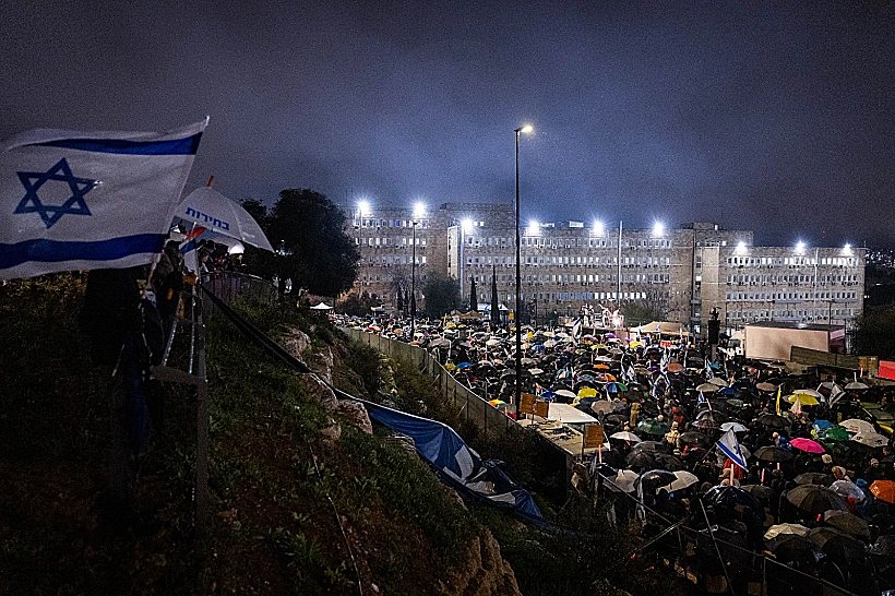 מפגינים מול משרד רה"מ בירושלים במהלך הישיבה על הדחת ראש שב"כ