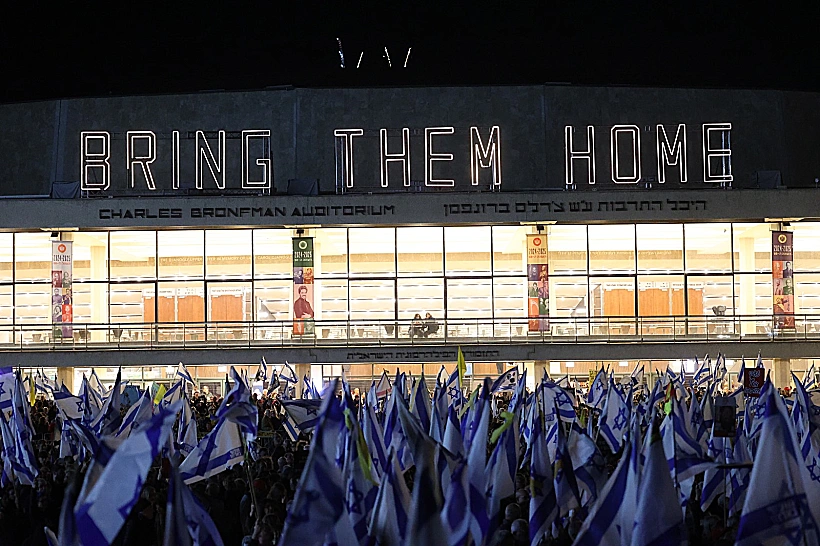 מפגינים למען החטופים בכיכר הבימה בתל אביב