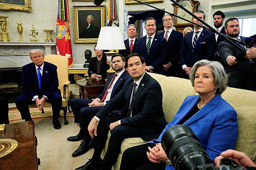 הנשיא טראמפ לצד בכירי ממשלו, בהם סגן הנשיא ואנס, מזכיר המדינה רוביו והיועץ לביטחון לאומי וולץ