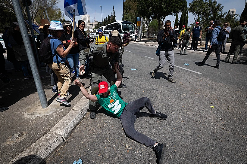 המשטרה מפנה מפגין במחאה מחוץ לכנסת בזמן העברת התקציב