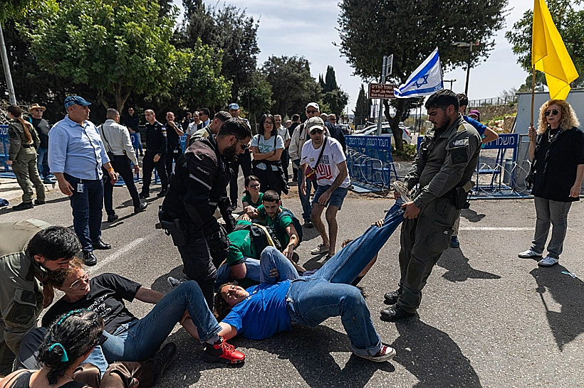 המשטרה מפנה מפגינים במחאה מחוץ לכנסת בזמן העברת התקציב