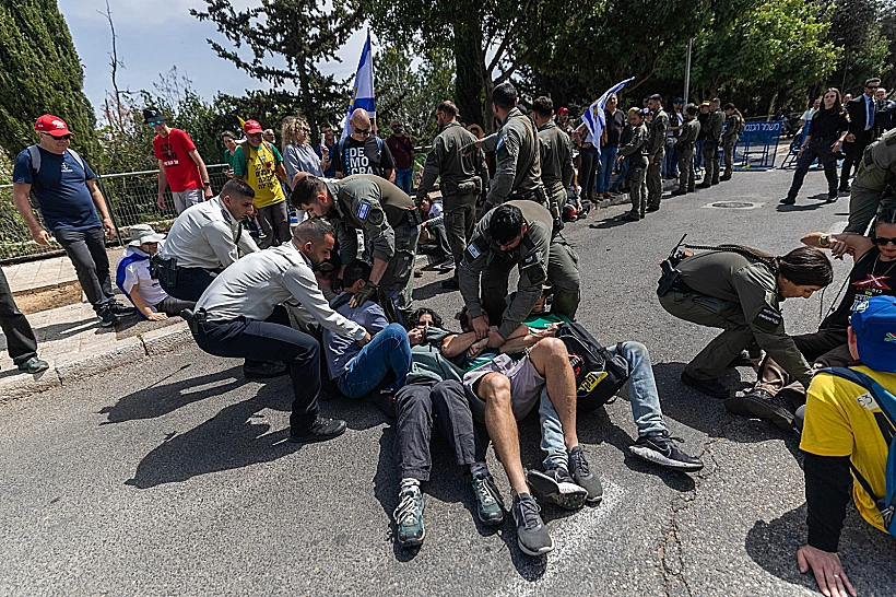 המשטרה מפנה מפגינים במחאה מחוץ לכנסת בזמן העברת התקציב