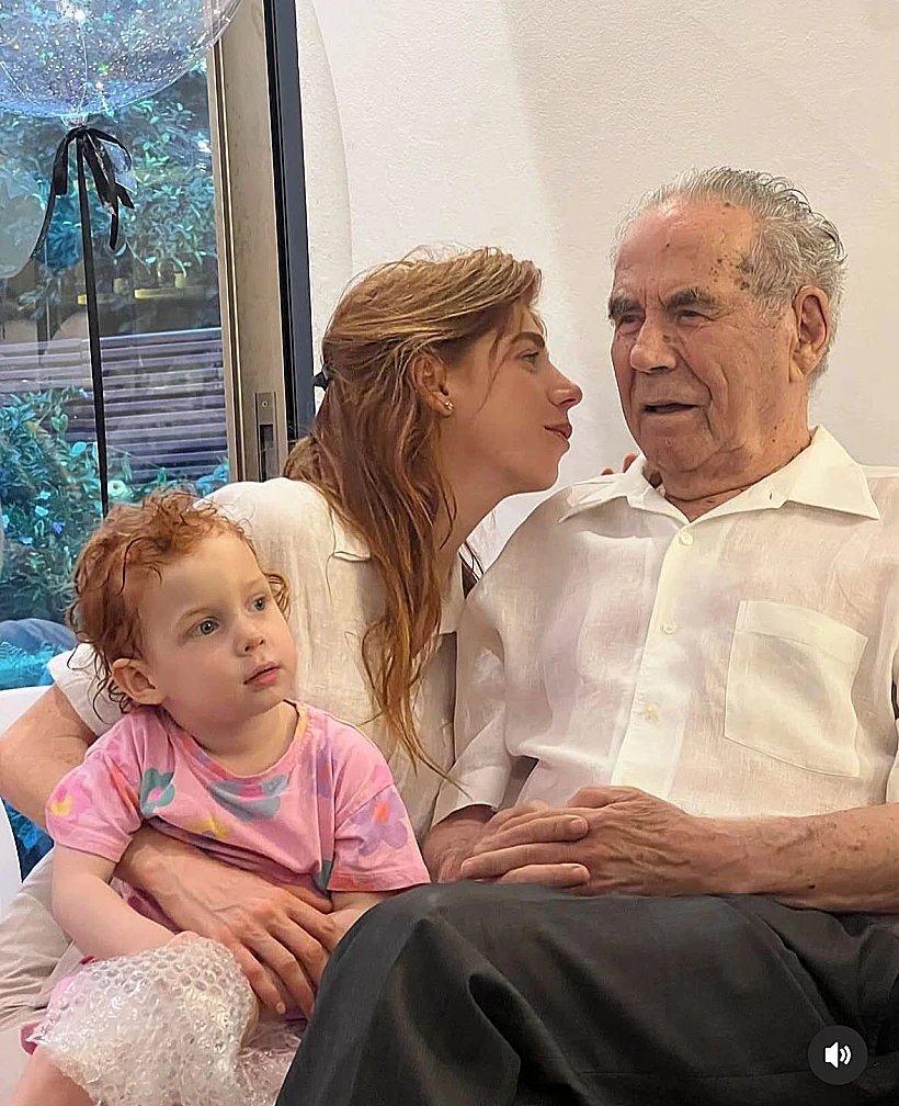 מאיה ורטהיימר וסבא שלה סטף יחד עם אסיה