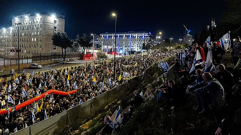 רבבות מול הכנסת