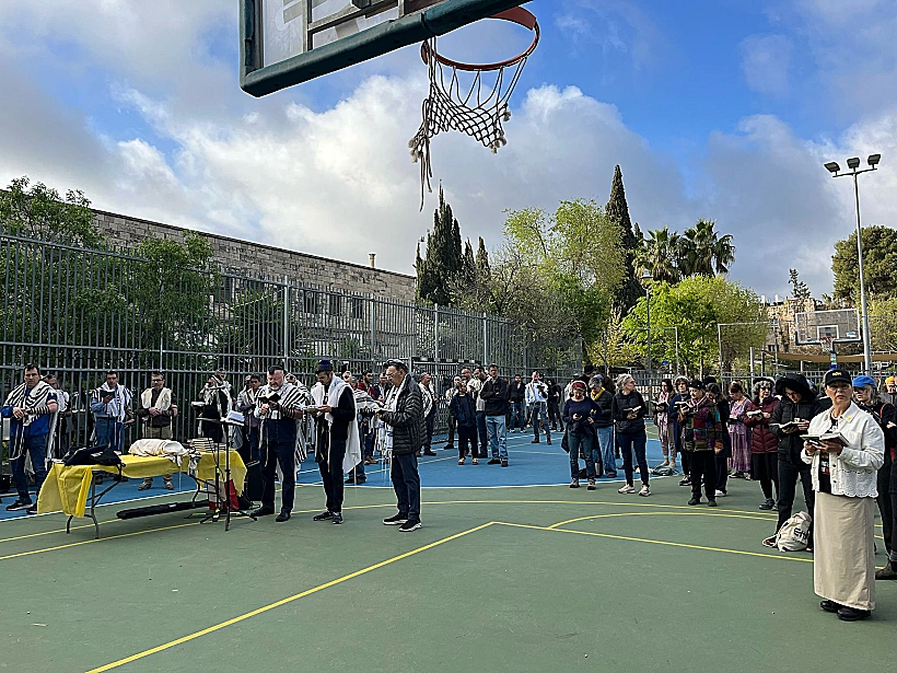 תפילה בהפגנה מחוץ לבית השר דרמר